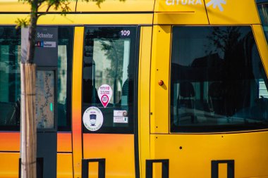 Fransa 'yı 12 Eylül 2020' de, Fransa 'nın Grand Est bölgesindeki bir şehir olan Reims toplu taşıma sisteminin bir parçası olan caddelerden geçen yolcular için modern bir elektrikli tramvayın görüntüsünü alıyor.