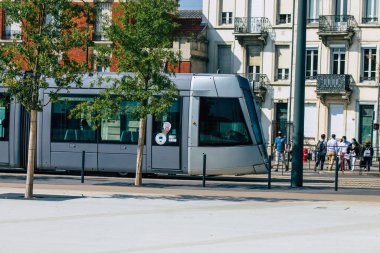 Fransa 'yı 12 Eylül 2020' de, Fransa 'nın Grand Est bölgesindeki bir şehir olan Reims toplu taşıma sisteminin bir parçası olan caddelerden geçen yolcular için modern bir elektrikli tramvayın görüntüsünü alıyor.