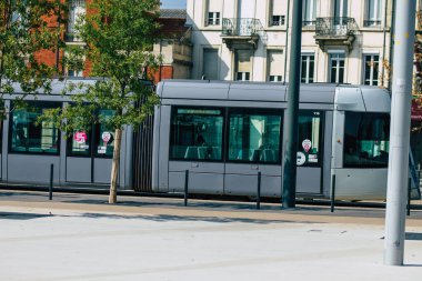 Fransa 'yı 12 Eylül 2020' de, Fransa 'nın Grand Est bölgesindeki bir şehir olan Reims toplu taşıma sisteminin bir parçası olan caddelerden geçen yolcular için modern bir elektrikli tramvayın görüntüsünü alıyor.