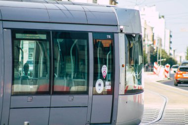 Fransa 'yı 12 Eylül 2020' de, Fransa 'nın Grand Est bölgesindeki bir şehir olan Reims toplu taşıma sisteminin bir parçası olan caddelerden geçen yolcular için modern bir elektrikli tramvayın görüntüsünü alıyor.