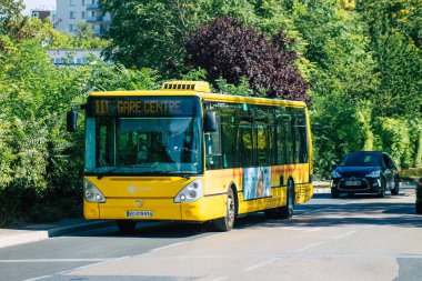 Reims France 12 Eylül 2020 Yolcular için geleneksel bir şehir otobüsü görüntüsü ve Fransa 'nın Grand Est bölgesinde bir şehir olan Reims toplu taşıma sisteminin bir parçası