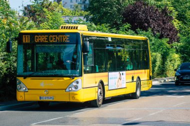 Reims France 12 Eylül 2020 Yolcular için geleneksel bir şehir otobüsü görüntüsü ve Fransa 'nın Grand Est bölgesinde bir şehir olan Reims toplu taşıma sisteminin bir parçası