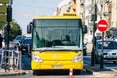 Reims France 12 Eylül 2020 Yolcular için geleneksel bir şehir otobüsü görüntüsü ve Fransa 'nın Grand Est bölgesinde bir şehir olan Reims toplu taşıma sisteminin bir parçası