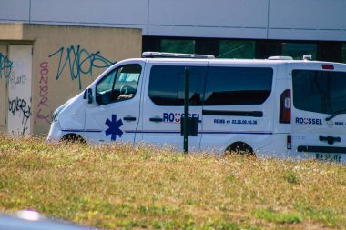 Reims, Fransa 'yı 12 Eylül 2020' de, Fransa 'nın Grand Est bölgesinde bulunan ve Avrupa' nın en eski şehirlerinden biri olan Reims 'in kırsalından geçen geleneksel bir ambulansa bakıyor.