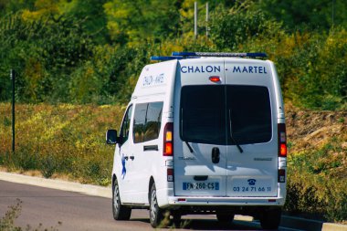 Reims, Fransa 'yı 12 Eylül 2020' de, Fransa 'nın Grand Est bölgesinde bulunan ve Avrupa' nın en eski şehirlerinden biri olan Reims 'in kırsalından geçen geleneksel bir ambulansa bakıyor.