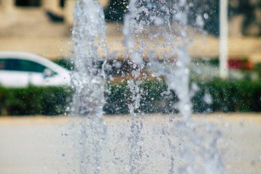 Reims, Fransa 'yı 12 Eylül 2020' de Fransa 'nın Grand Est bölgesinde yer alan ve Avrupa' nın en eski şehirlerinden biri olan Reims şehir merkezindeki bir çeşmeye bakıyor.