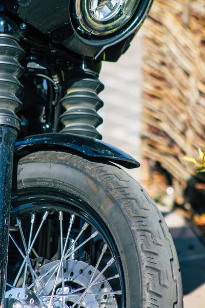 Reims France 12 Eylül 2020 Classic 107 model Harley Davidson motosikletinin Fransa 'nın Grand Est bölgesindeki tarihi caddelerde park etmiş olması.