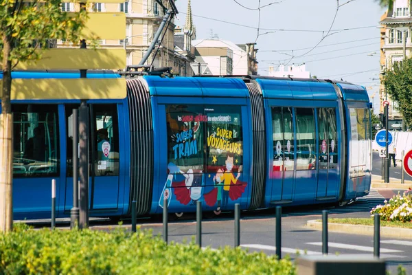 Fransa 'yı 12 Eylül 2020' de, Fransa 'nın Grand Est bölgesindeki bir şehir olan Reims toplu taşıma sisteminin bir parçası olan caddelerden geçen yolcular için modern bir elektrikli tramvayın görüntüsünü alıyor.