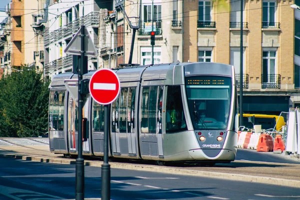 Fransa 'yı 12 Eylül 2020' de, Fransa 'nın Grand Est bölgesindeki bir şehir olan Reims toplu taşıma sisteminin bir parçası olan caddelerden geçen yolcular için modern bir elektrikli tramvayın görüntüsünü alıyor.