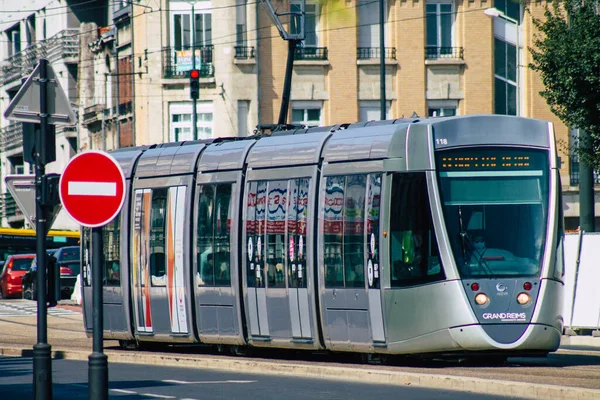 Fransa 'yı 12 Eylül 2020' de, Fransa 'nın Grand Est bölgesindeki bir şehir olan Reims toplu taşıma sisteminin bir parçası olan caddelerden geçen yolcular için modern bir elektrikli tramvayın görüntüsünü alıyor.