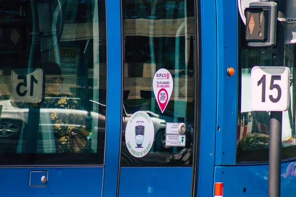 ランス フランス2020年9月12日フランスのグランド イースト地域の街 ランスの公共交通機関の一部を通って運転する乗客のための近代的な電気トラムの眺め — ストック写真