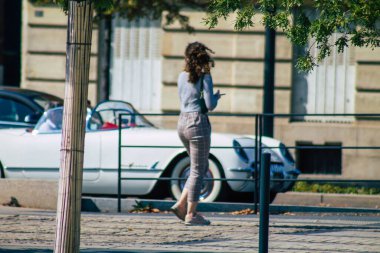 Fransa 'yı 12 Eylül 2020' de, Fransa 'nın Grand Est bölgesindeki bir şehir olan Reims sokaklarında yürüyen koronavirüsten kendilerini korumak için maske takan kimliği belirsiz yayalara bakıyor.