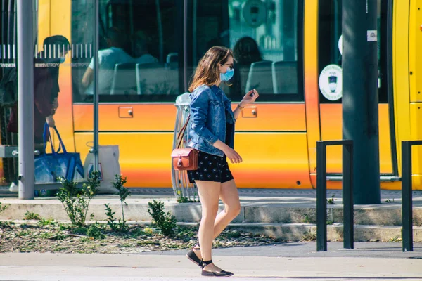 Fransa 'yı 12 Eylül 2020' de, Fransa 'nın Grand Est bölgesindeki bir şehir olan Reims sokaklarında yürüyen koronavirüsten kendilerini korumak için maske takan kimliği belirsiz yayalara bakıyor.