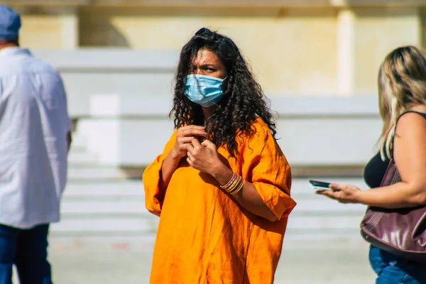 Fransa 'yı 12 Eylül 2020' de, Fransa 'nın Grand Est bölgesindeki bir şehir olan Reims sokaklarında yürüyen koronavirüsten kendilerini korumak için maske takan kimliği belirsiz yayalara bakıyor.