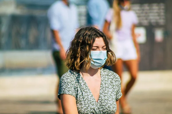 Fransa 'yı 12 Eylül 2020' de, Fransa 'nın Grand Est bölgesindeki bir şehir olan Reims sokaklarında yürüyen koronavirüsten kendilerini korumak için maske takan kimliği belirsiz yayalara bakıyor.