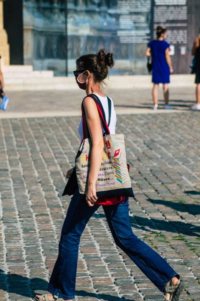 Fransa 'yı 12 Eylül 2020' de, Fransa 'nın Grand Est bölgesindeki bir şehir olan Reims sokaklarında yürüyen koronavirüsten kendilerini korumak için maske takan kimliği belirsiz yayalara bakıyor.