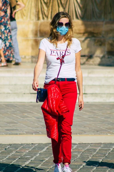 Fransa 'yı 12 Eylül 2020' de, Fransa 'nın Grand Est bölgesindeki bir şehir olan Reims sokaklarında yürüyen koronavirüsten kendilerini korumak için maske takan kimliği belirsiz yayalara bakıyor.