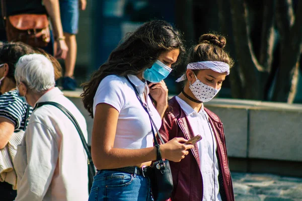 Fransa 'yı 12 Eylül 2020' de, Fransa 'nın Grand Est bölgesindeki bir şehir olan Reims sokaklarında yürüyen koronavirüsten kendilerini korumak için maske takan kimliği belirsiz yayalara bakıyor.