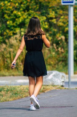 Fransa 'yı 12 Eylül 2020' de Coronavirus salgınının Fransa 'yı etkilemesine rağmen Reims sokaklarını gezen ve gezen kimliği belirsiz turistlerin görüntüsü