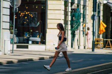 Fransa 'yı 12 Eylül 2020' de Coronavirus salgınının Fransa 'yı etkilemesine rağmen Reims sokaklarını gezen ve gezen kimliği belirsiz turistlerin görüntüsü