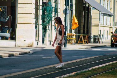 Fransa 'yı 12 Eylül 2020' de Coronavirus salgınının Fransa 'yı etkilemesine rağmen Reims sokaklarını gezen ve gezen kimliği belirsiz turistlerin görüntüsü