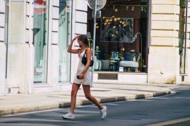 Fransa 'yı 12 Eylül 2020' de Coronavirus salgınının Fransa 'yı etkilemesine rağmen Reims sokaklarını gezen ve gezen kimliği belirsiz turistlerin görüntüsü