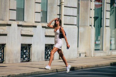 Fransa 'yı 12 Eylül 2020' de Coronavirus salgınının Fransa 'yı etkilemesine rağmen Reims sokaklarını gezen ve gezen kimliği belirsiz turistlerin görüntüsü