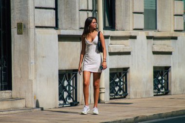 Fransa 'yı 12 Eylül 2020' de Coronavirus salgınının Fransa 'yı etkilemesine rağmen Reims sokaklarını gezen ve gezen kimliği belirsiz turistlerin görüntüsü