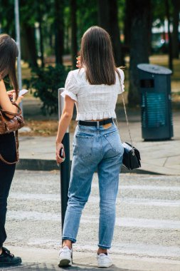 Fransa 'yı 12 Eylül 2020' de Coronavirus salgınının Fransa 'yı etkilemesine rağmen Reims sokaklarını gezen ve gezen kimliği belirsiz turistlerin görüntüsü