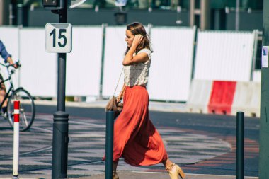 Fransa 'yı 12 Eylül 2020' de Coronavirus salgınının Fransa 'yı etkilemesine rağmen Reims sokaklarını gezen ve gezen kimliği belirsiz turistlerin görüntüsü