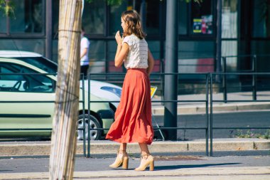 Fransa 'yı 12 Eylül 2020' de Coronavirus salgınının Fransa 'yı etkilemesine rağmen Reims sokaklarını gezen ve gezen kimliği belirsiz turistlerin görüntüsü