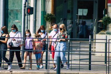 Fransa 'yı 12 Eylül 2020' de Coronavirus salgınının Fransa 'yı etkilemesine rağmen Reims sokaklarını gezen ve gezen kimliği belirsiz turistlerin görüntüsü