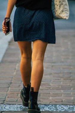 Fransa 'yı 12 Eylül 2020' de Coronavirus salgınının Fransa 'yı etkilemesine rağmen Reims sokaklarını gezen ve gezen kimliği belirsiz turistlerin görüntüsü