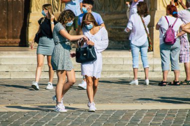 Fransa 'yı 12 Eylül 2020' de Coronavirus salgınının Fransa 'yı etkilemesine rağmen Reims sokaklarını gezen ve gezen kimliği belirsiz turistlerin görüntüsü