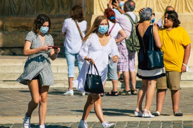 Fransa 'yı 12 Eylül 2020' de Coronavirus salgınının Fransa 'yı etkilemesine rağmen Reims sokaklarını gezen ve gezen kimliği belirsiz turistlerin görüntüsü