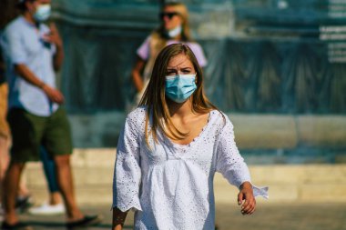 Fransa 'yı 12 Eylül 2020' de Coronavirus salgınının Fransa 'yı etkilemesine rağmen Reims sokaklarını gezen ve gezen kimliği belirsiz turistlerin görüntüsü