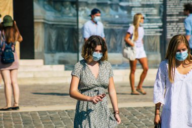 Fransa 'yı 12 Eylül 2020' de Coronavirus salgınının Fransa 'yı etkilemesine rağmen Reims sokaklarını gezen ve gezen kimliği belirsiz turistlerin görüntüsü