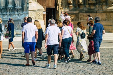 Fransa 'yı 12 Eylül 2020' de Coronavirus salgınının Fransa 'yı etkilemesine rağmen Reims sokaklarını gezen ve gezen kimliği belirsiz turistlerin görüntüsü