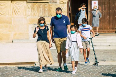 Fransa 'yı 12 Eylül 2020' de Coronavirus salgınının Fransa 'yı etkilemesine rağmen Reims sokaklarını gezen ve gezen kimliği belirsiz turistlerin görüntüsü