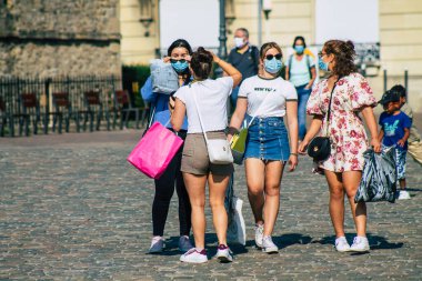 Fransa 'yı 12 Eylül 2020' de Coronavirus salgınının Fransa 'yı etkilemesine rağmen Reims sokaklarını gezen ve gezen kimliği belirsiz turistlerin görüntüsü