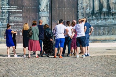 Fransa 'yı 12 Eylül 2020' de Coronavirus salgınının Fransa 'yı etkilemesine rağmen Reims sokaklarını gezen ve gezen kimliği belirsiz turistlerin görüntüsü