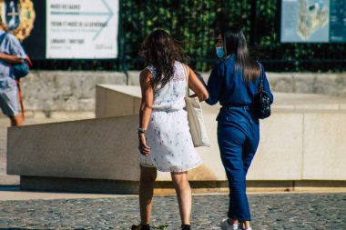 Fransa 'yı 12 Eylül 2020' de Coronavirus salgınının Fransa 'yı etkilemesine rağmen Reims sokaklarını gezen ve gezen kimliği belirsiz turistlerin görüntüsü