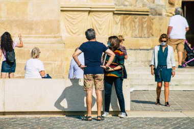 Fransa 'yı 12 Eylül 2020' de Coronavirus salgınının Fransa 'yı etkilemesine rağmen Reims sokaklarını gezen ve gezen kimliği belirsiz turistlerin görüntüsü