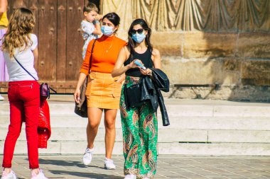 Fransa 'yı 12 Eylül 2020' de Coronavirus salgınının Fransa 'yı etkilemesine rağmen Reims sokaklarını gezen ve gezen kimliği belirsiz turistlerin görüntüsü