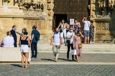Fransa 'yı 12 Eylül 2020' de Coronavirus salgınının Fransa 'yı etkilemesine rağmen Reims sokaklarını gezen ve gezen kimliği belirsiz turistlerin görüntüsü