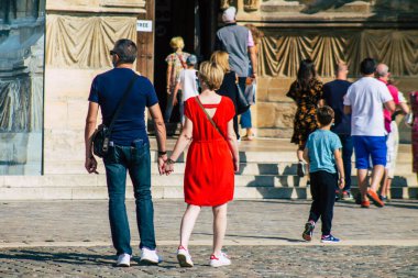 Fransa 'yı 12 Eylül 2020' de Coronavirus salgınının Fransa 'yı etkilemesine rağmen Reims sokaklarını gezen ve gezen kimliği belirsiz turistlerin görüntüsü