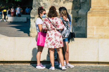 Fransa 'yı 12 Eylül 2020' de Coronavirus salgınının Fransa 'yı etkilemesine rağmen Reims sokaklarını gezen ve gezen kimliği belirsiz turistlerin görüntüsü