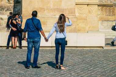 Fransa 'yı 12 Eylül 2020' de Coronavirus salgınının Fransa 'yı etkilemesine rağmen Reims sokaklarını gezen ve gezen kimliği belirsiz turistlerin görüntüsü