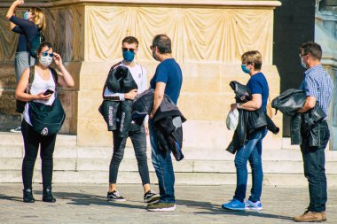 Fransa 'yı 12 Eylül 2020' de Coronavirus salgınının Fransa 'yı etkilemesine rağmen Reims sokaklarını gezen ve gezen kimliği belirsiz turistlerin görüntüsü