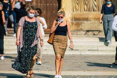 Fransa 'yı 12 Eylül 2020' de Coronavirus salgınının Fransa 'yı etkilemesine rağmen Reims sokaklarını gezen ve gezen kimliği belirsiz turistlerin görüntüsü